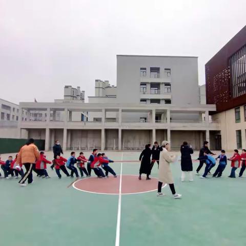 新泰市银河小学举行“亮晒赛比”趣味运动会