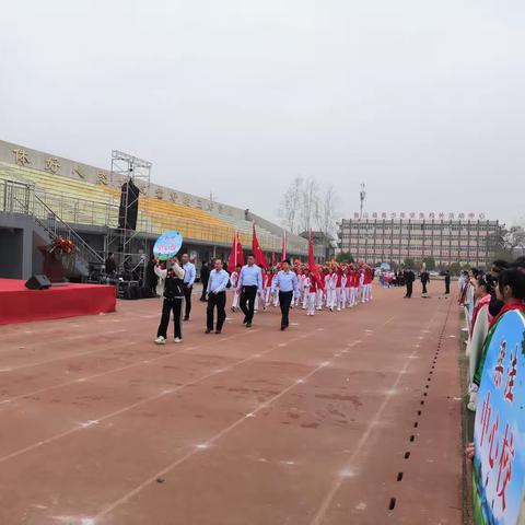 阳光课间动起来  红色教育强未来