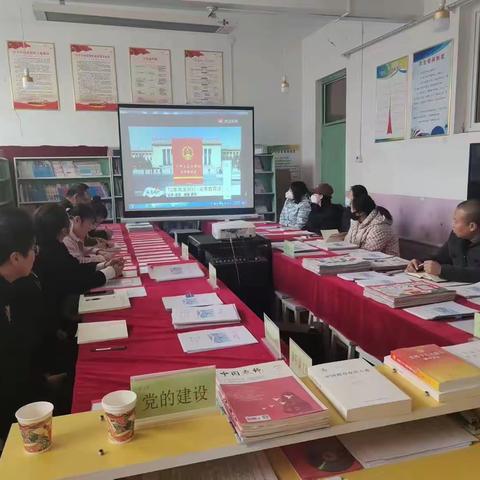 胡秀庄小学开展教职工教育法律法规培训会