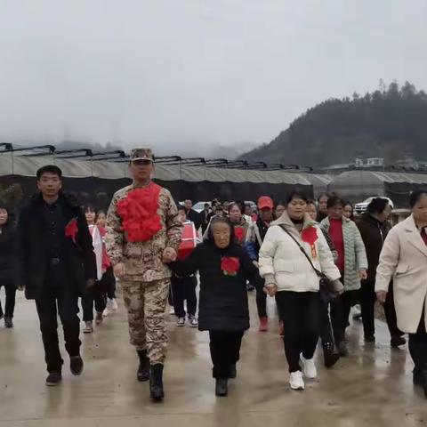 送兵入伍暖人心，热血青春志报国               ——柿花小学少先队