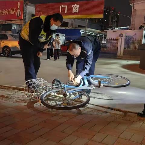 [环城交警大队和平西警务站]孩童骑车突现故障 交警当街帮忙修理