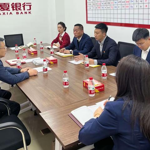 分行党委书记冉勇莅临九台路支行指导工作。