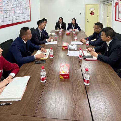 分行党委书记冉勇莅临九台路支行指导工作。