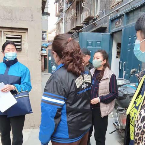 改善社区好环境 清理垃圾暖人心