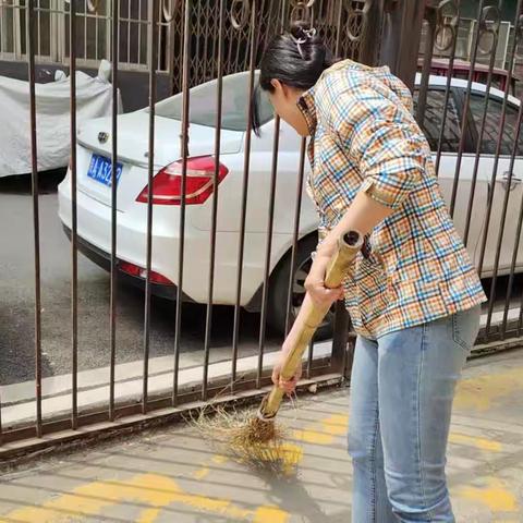 “社区是我家，文明靠大家 ”—— 昌仁里社区环境卫生整治活动。