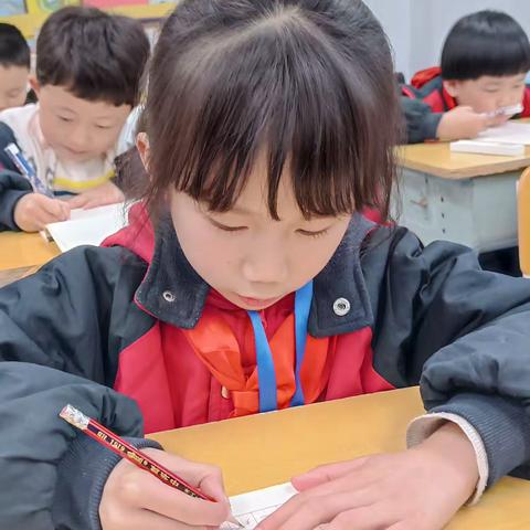 赤岭二1班硬笔班第7次课。人数23人。主要练习斜提及相关的“地坏习”等字。回家记得要练习所学内容。