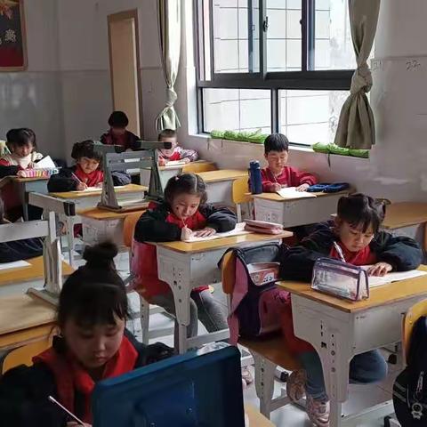 赤岭小学二1班硬笔班。今日教学内容：竖提及相关字如“衣良以民氏瓜”等字。