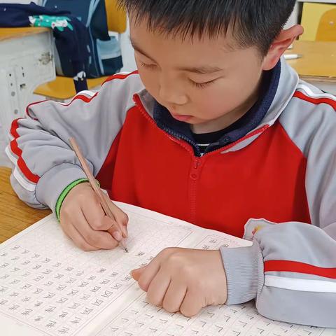 赤岭小学二1班硬笔课程。竖折及相关字如“山画出世幽涵函菡”等字。