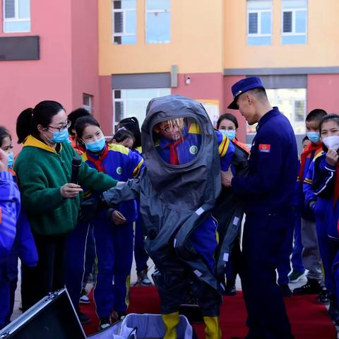 “红领巾”遇到“火焰蓝”——博乐市锦绣小学教育集团二分校（第十中学）开展消防知识讲座及消防疏散演练活