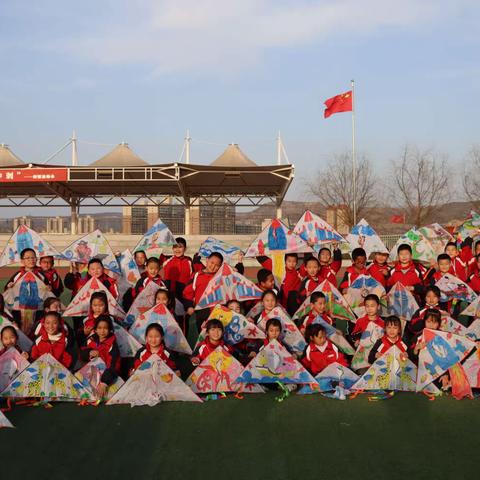 神木市第十中学三年级放风筝实践活动纪实