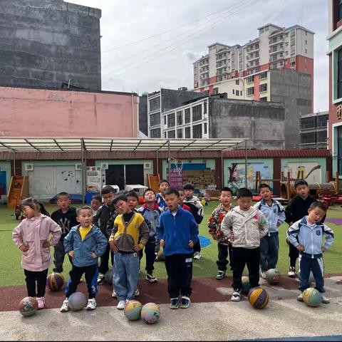 鸿鑫幼儿园篮球课汇报！