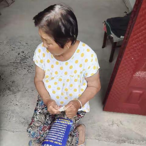 【新时代文明实践 铜山在行动】雁群村开展走访入户发放防诈骗宣传单