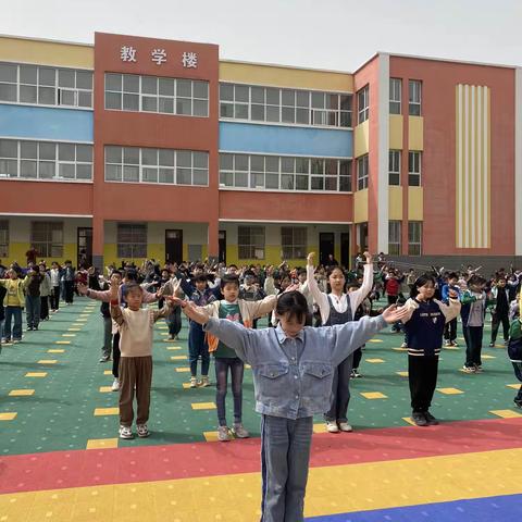 东张孟小学四年级路润芝一一课间操