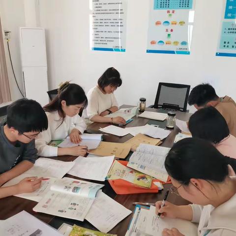 集体备课凝智慧，共同研讨促成长。一花独放不是春，百花齐放春满园。——一二三年级数学组集体备课