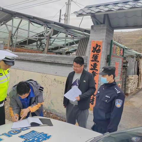 【强强联合】深入辖区村落签订道路交通安全责任书