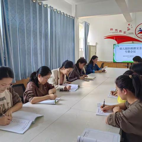 【安全教育】防踩踏，筑安全—垦利区康居幼儿园开展防踩踏安全系列活动