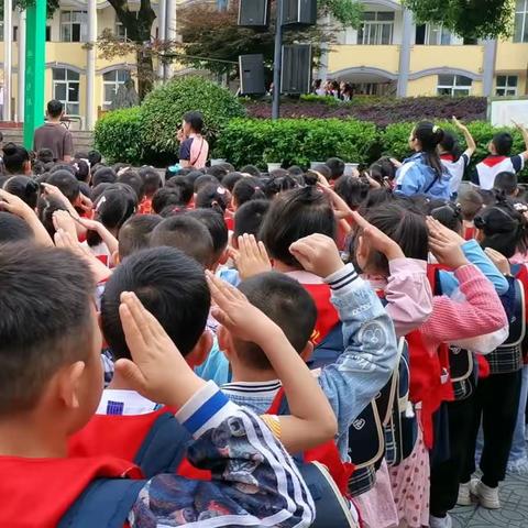 赴成长之约，话美好未来——小红帽幼儿园参观小学。