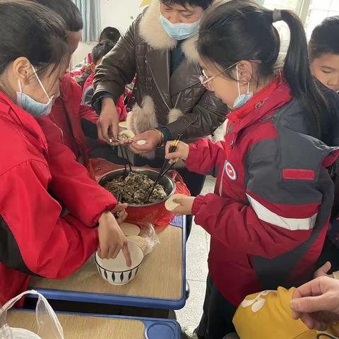 家长进课堂 童心促成长——四（2）班包饺子活动