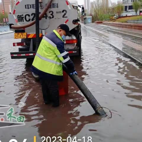 雨中的守护者，城市的清道夫——玉禾田环卫公司雨后清理道路积水淤泥
