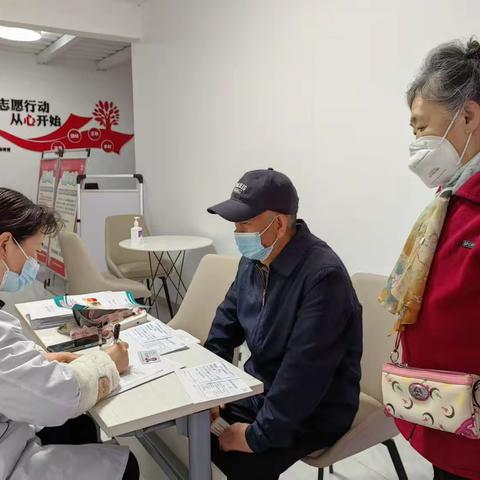 大明宫街道中海太华府社区联合西铁卫生服务中心开展“体检护航、健康相伴”义诊送温暖活动