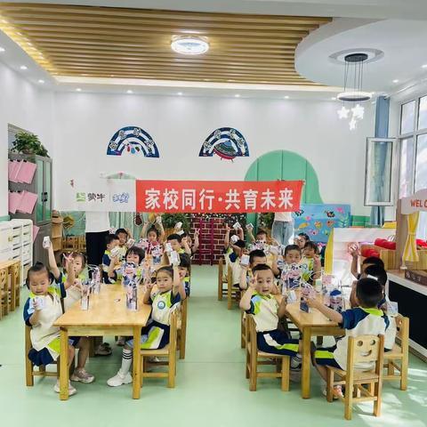 家校同行 共育未来——蒙牛公司为扎鲁特旗第三幼儿园捐赠学生牛奶活动