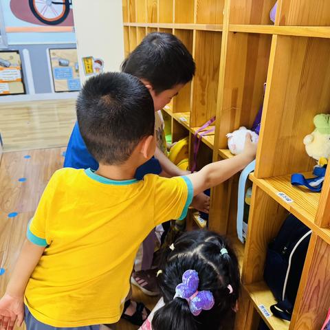 中北路幼儿园小二班九月课程故事《你好葵宝乐园》