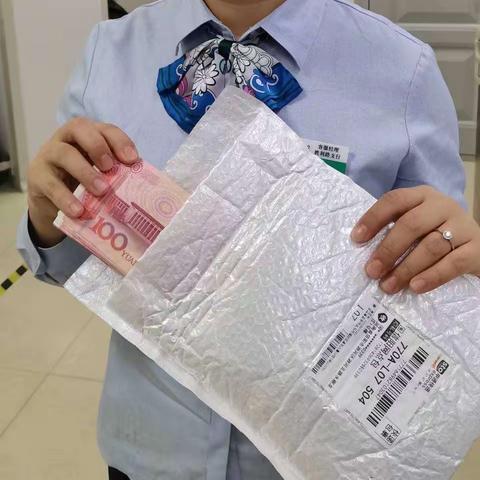 取款机地面有垃圾，捡起竟是近万元现金？