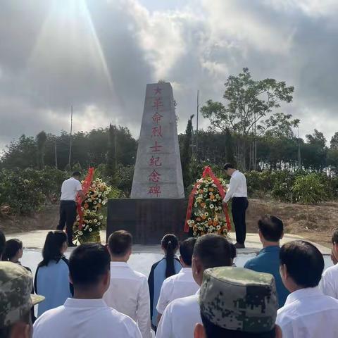 缅怀先烈 祭奠英魂—陵水县群英乡举行烈士纪念活动