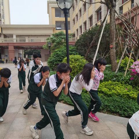 【贯彻二十大 教育在行动】江门市新会区平山小学开展午睡时消防应急疏散演练活动