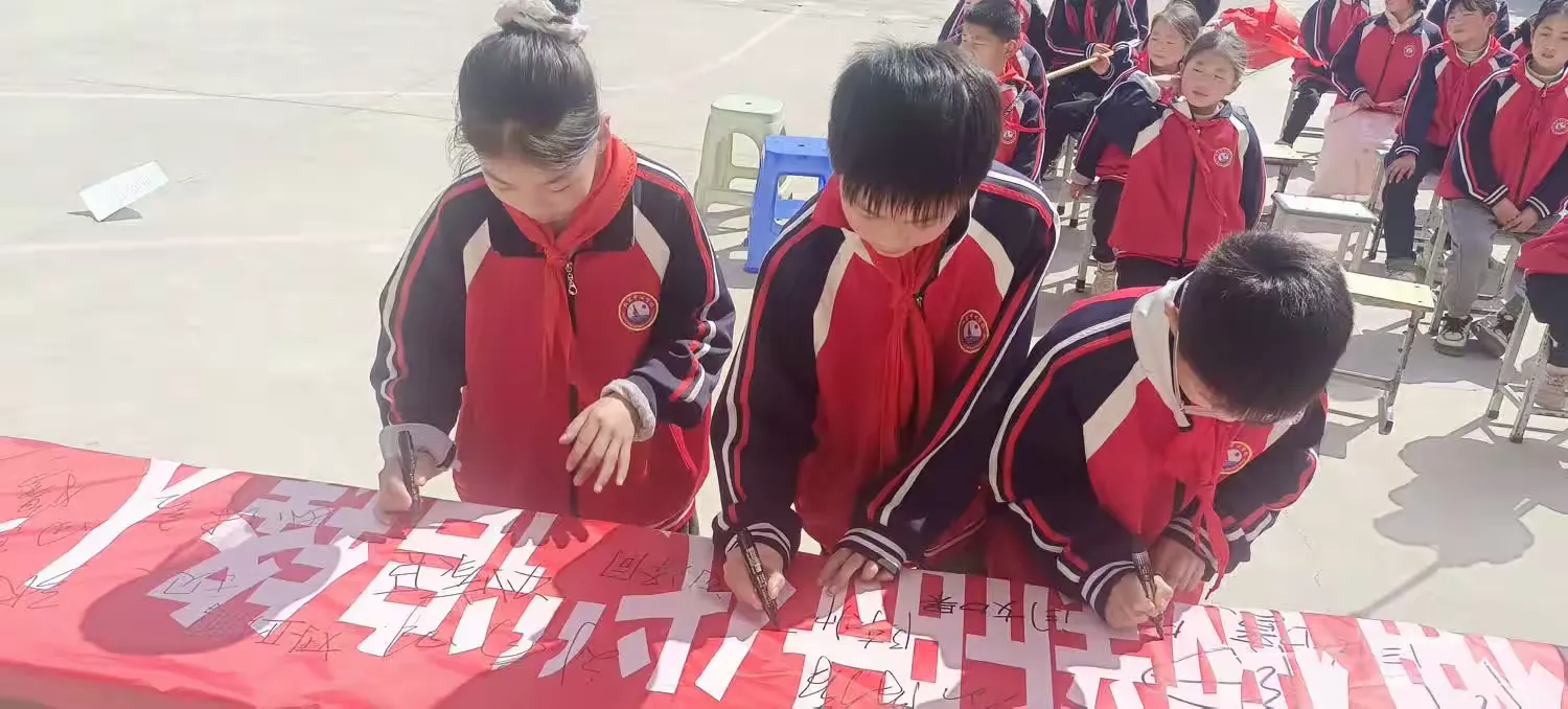 简篇-西平县权寨小店小学举行“雷锋精神我来讲”故事会