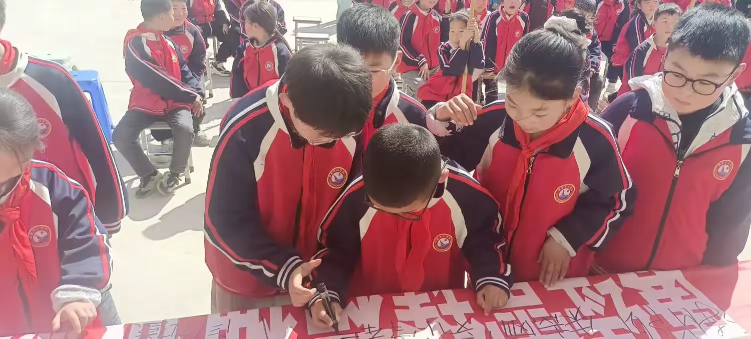 简篇-西平县权寨小店小学举行“雷锋精神我来讲”故事会