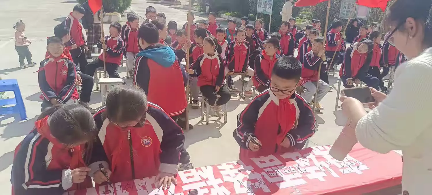 简篇-西平县权寨小店小学举行“雷锋精神我来讲”故事会