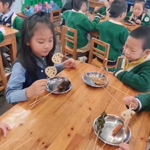 丰盛中心幼儿园第十周美食活动——《卤串》