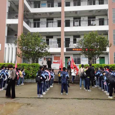 且歌且行，且与春光撞满怀——平和县小坪小学春游