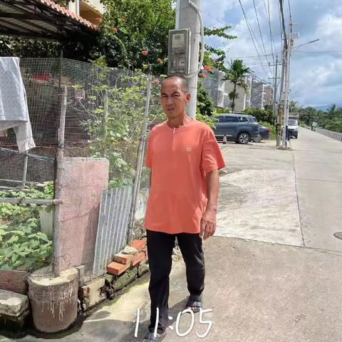 入户走访低保特困对象了解各对象身体情况及补贴的发放情况。