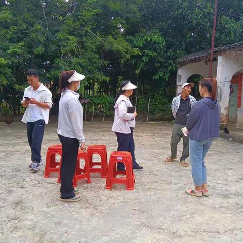 与区领导工作人下队入户了解高额医疗人员家庭情况，及低保对象家庭情况。