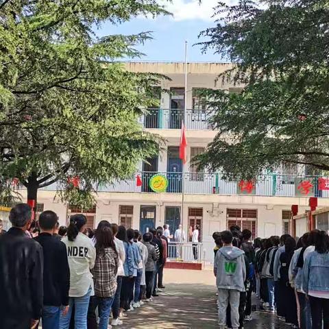 庙街乡初级中学举行“做身心健康青少年”主题升旗仪式