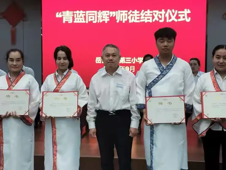 简篇-青蓝同辉育桃李 薪火传承谱华章
——岳普湖县第三小学开展师徒结对活动
