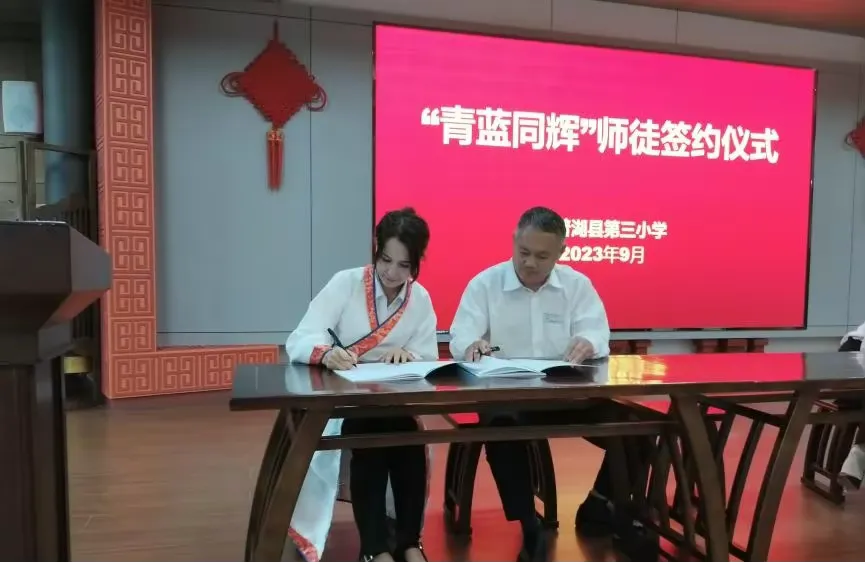 简篇-青蓝同辉育桃李 薪火传承谱华章
——岳普湖县第三小学开展师徒结对活动