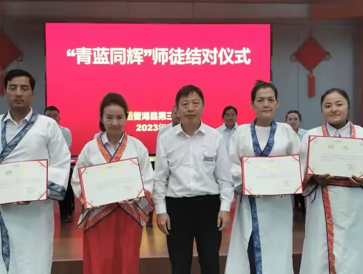 简篇-青蓝同辉育桃李 薪火传承谱华章
——岳普湖县第三小学开展师徒结对活动