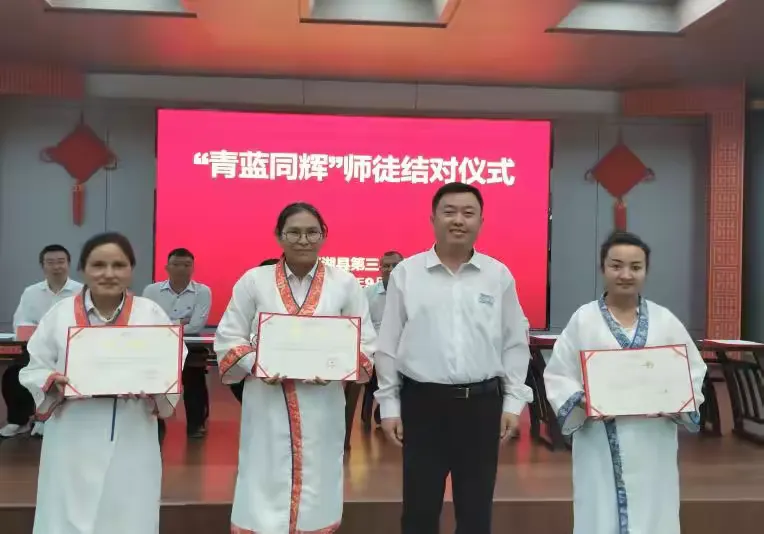 简篇-青蓝同辉育桃李 薪火传承谱华章
——岳普湖县第三小学开展师徒结对活动