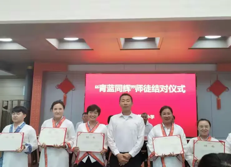 简篇-青蓝同辉育桃李 薪火传承谱华章
——岳普湖县第三小学开展师徒结对活动