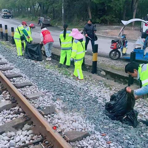 珠山区里村街道陶溪川社区开展铁路沿线环境卫生整治