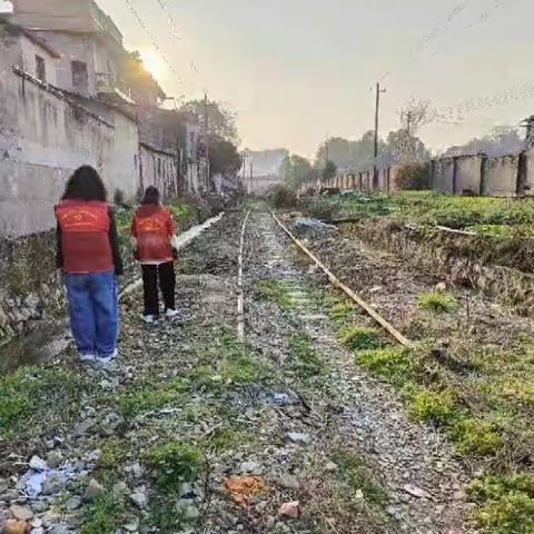 珠山区里村街道陶溪川社区开展铁路护路巡查