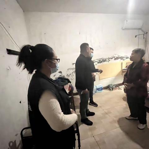 “雨”你同行-网格员雨中坚守保畅通