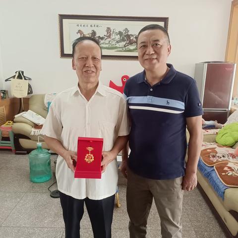 走访慰问退休党员，颁发“光荣在党50年”纪念章