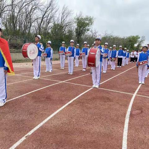 阿不都拉乡中心学校第二届艺术节系列活动一 ——“小小石榴籽 学习二十大 争做好队员”分批入队仪式