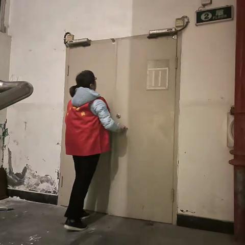 茶亭街道广安社区开展“管好一扇门、配好一根绳”消防安全检查