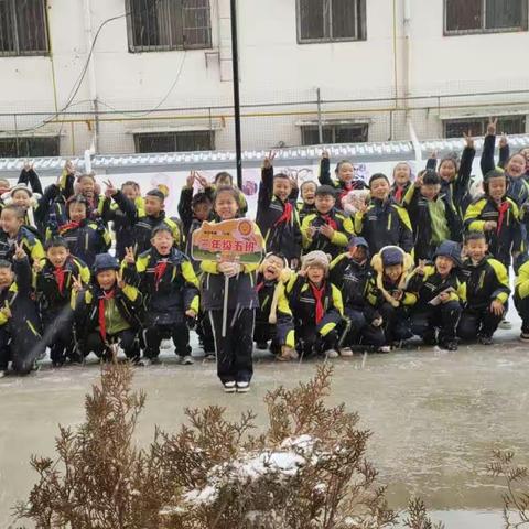 校园雪景美如画 莘莘学子齐欢颜——榆林市第九小学三（5）班