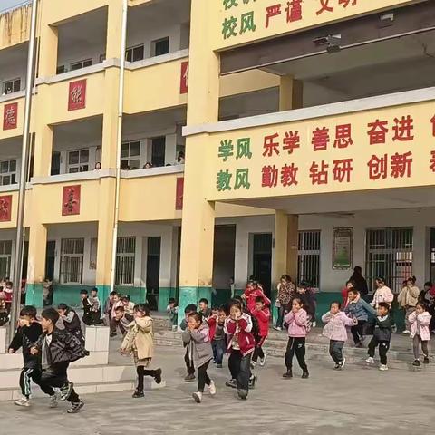 开展消防演练 筑牢安全防线——鸿畅小学消防安全演练